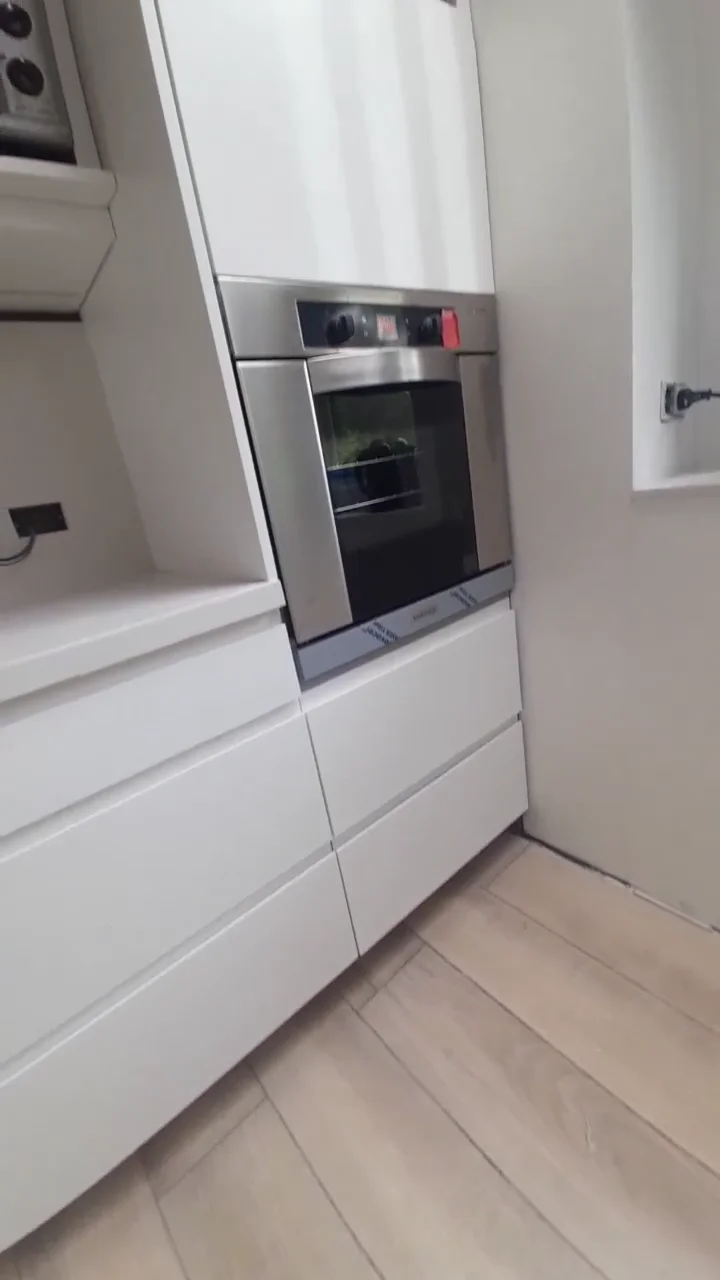 Cocina blanco laqueado con horno y columna alta