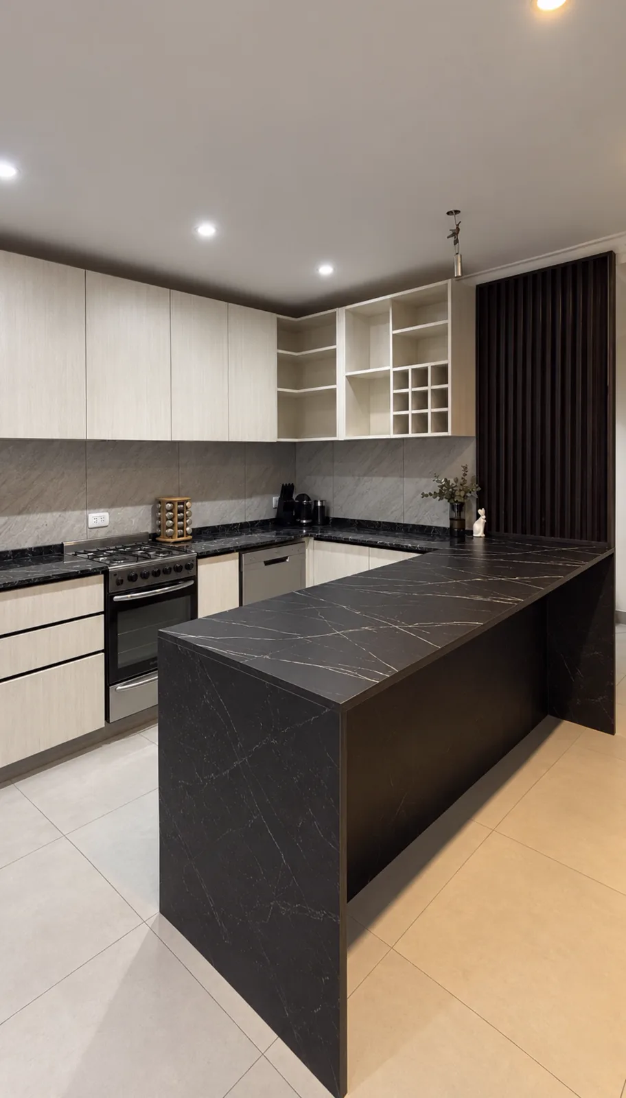 Cocina en tonos claros con isla oscura fabricada por Design DyM