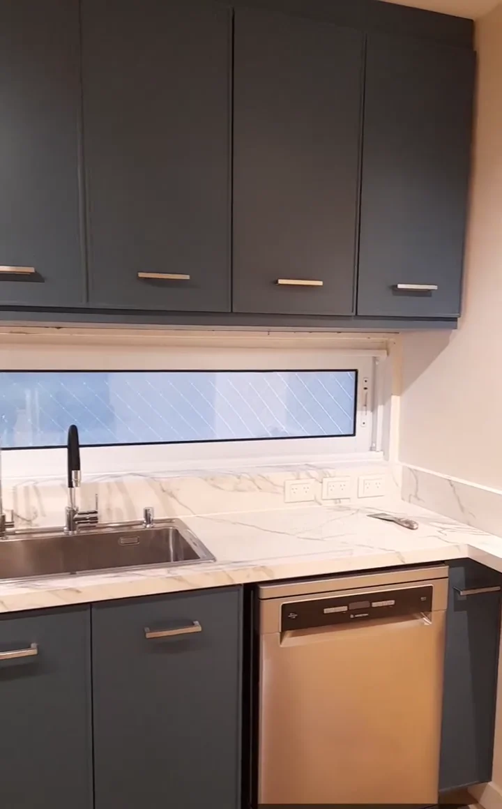 Cocina en gris oscuro con revestimiento claro