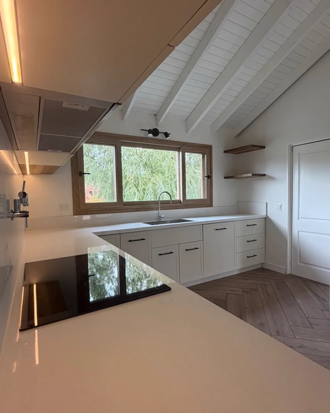 Cocina laqueada con herrajes clásicos fabricada por Design DyM