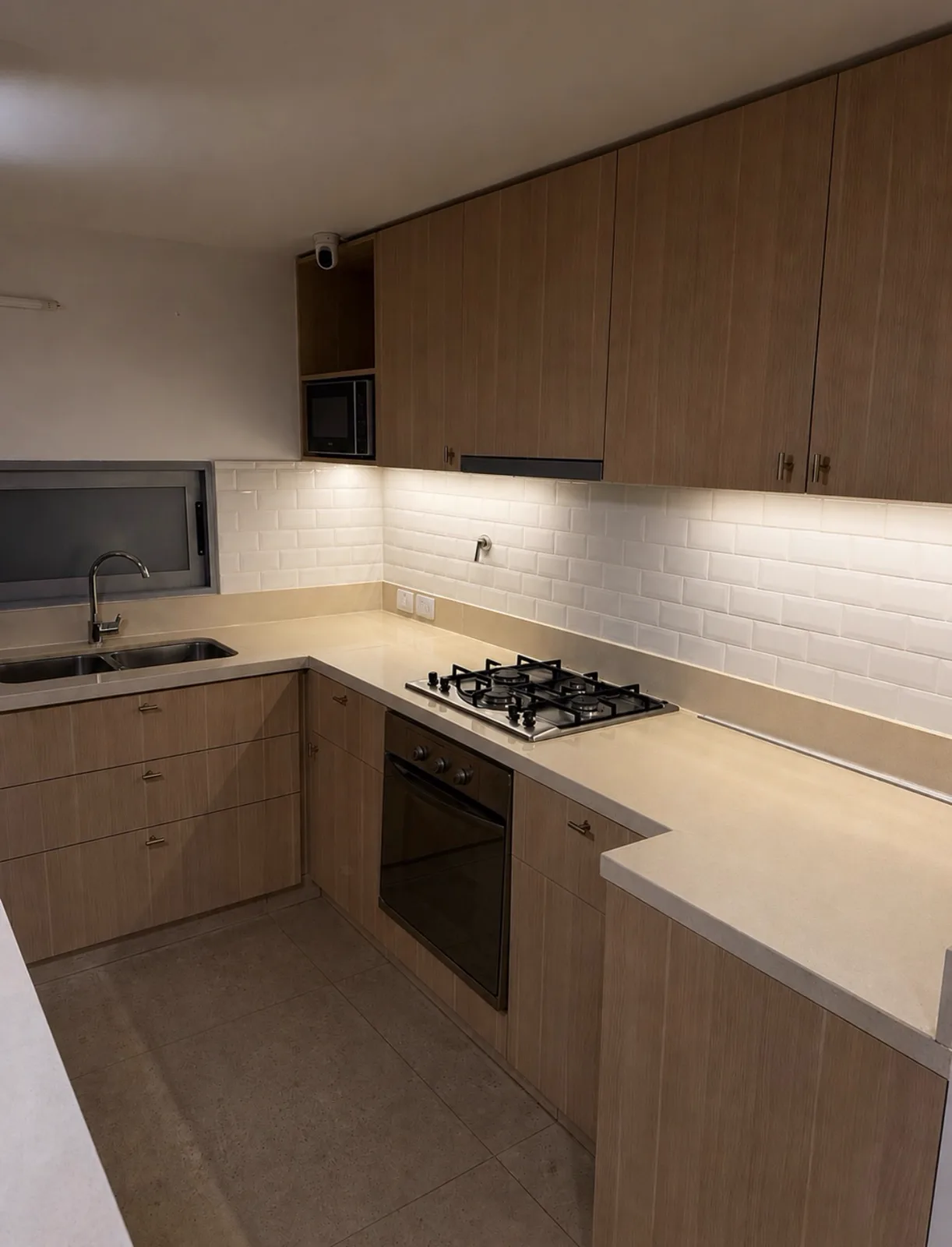 Cocina en texturados madera con anafe y horno