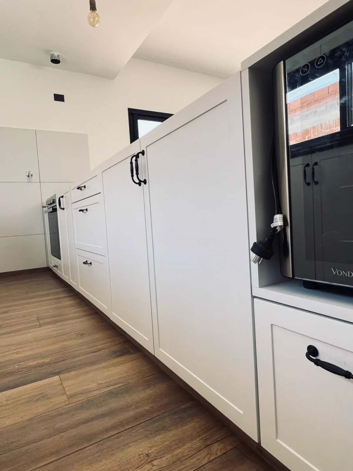 Cocina laqueada con herrajes negros