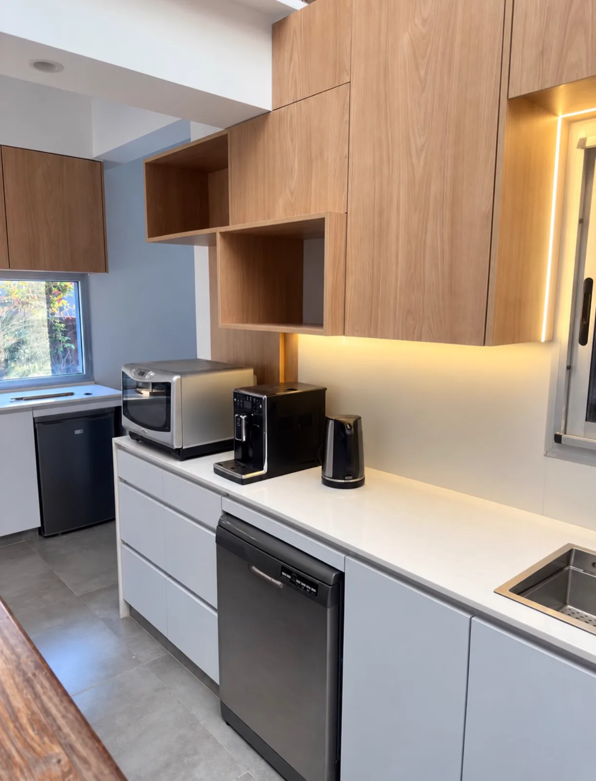 Cocina texturada y laqueada con alacenas de madera