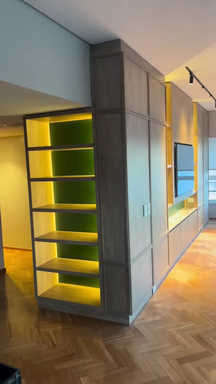 Estantería a medida con iluminación led y fondo verde