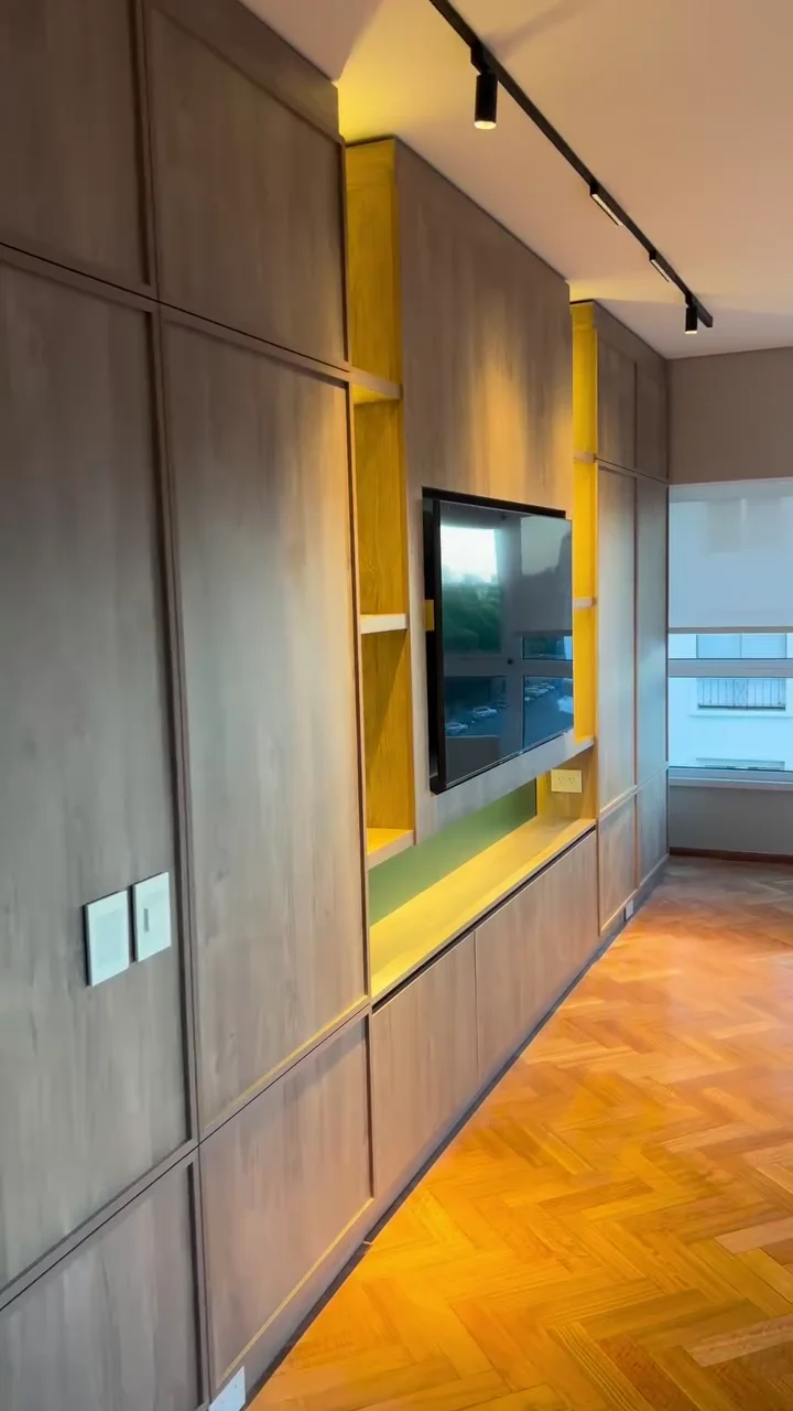 Rack de TV con estantes iluminados y revestimiento de pared en madera