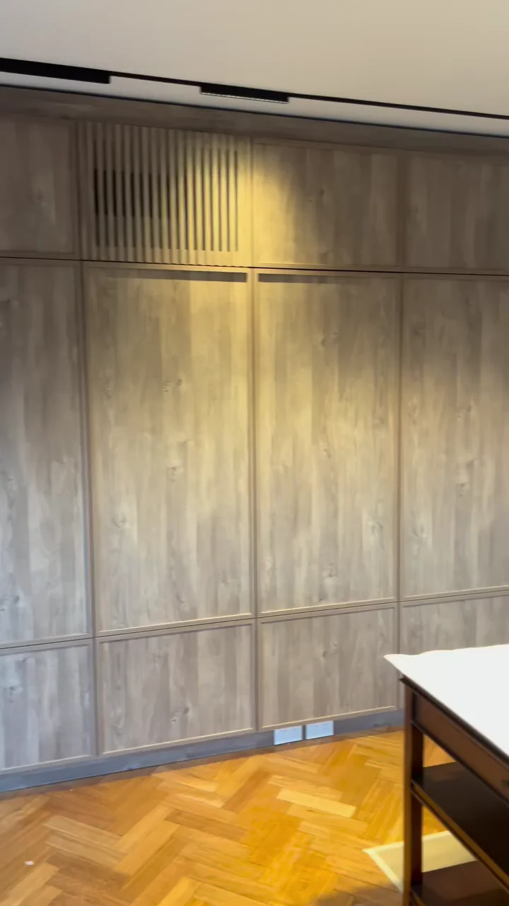 Revestimiento de pared en madera con módulos altos