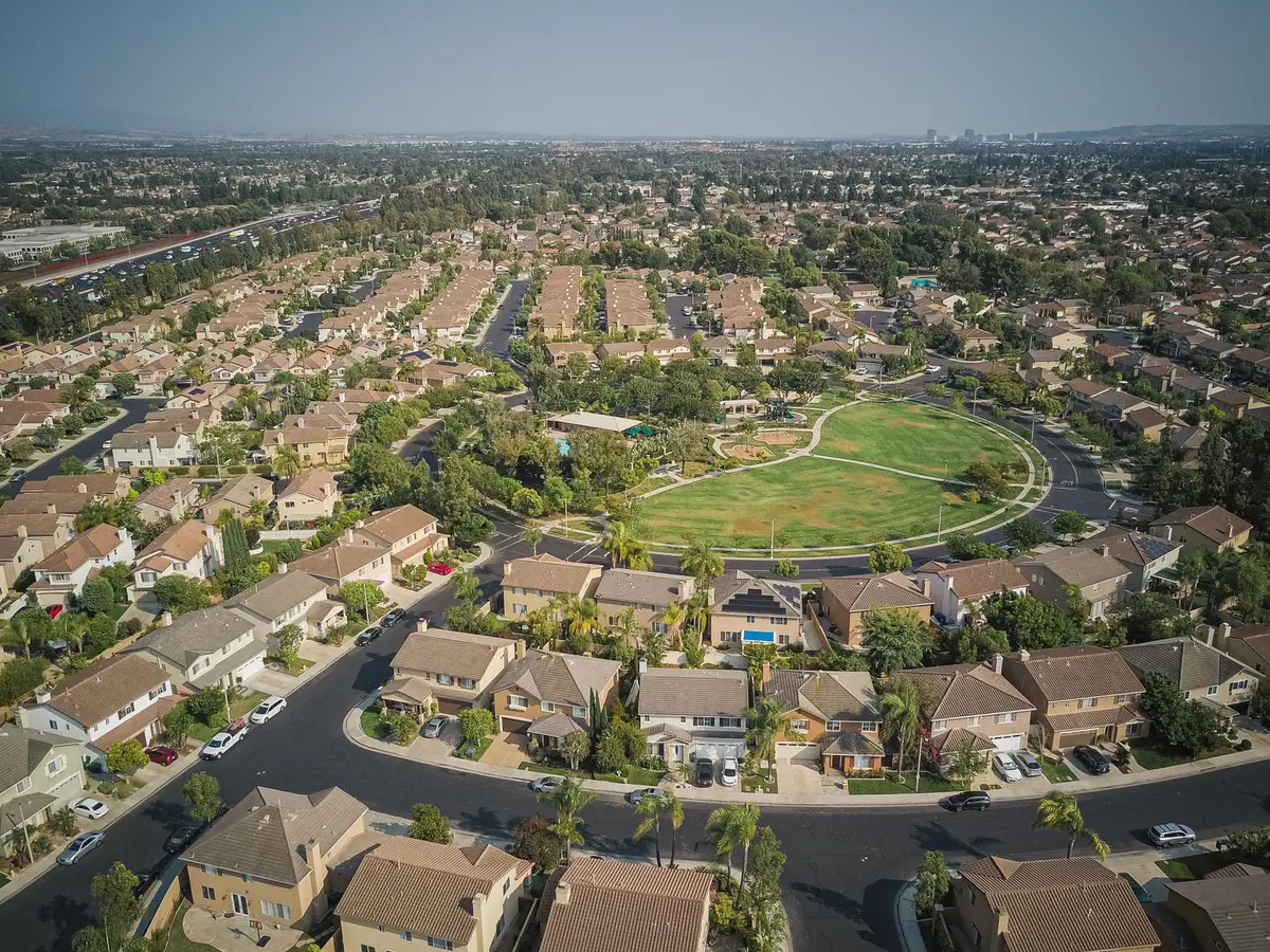 Vista aérea de un barrio residencial con parque