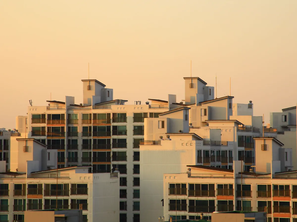 Edificios de departamentos al atardecer