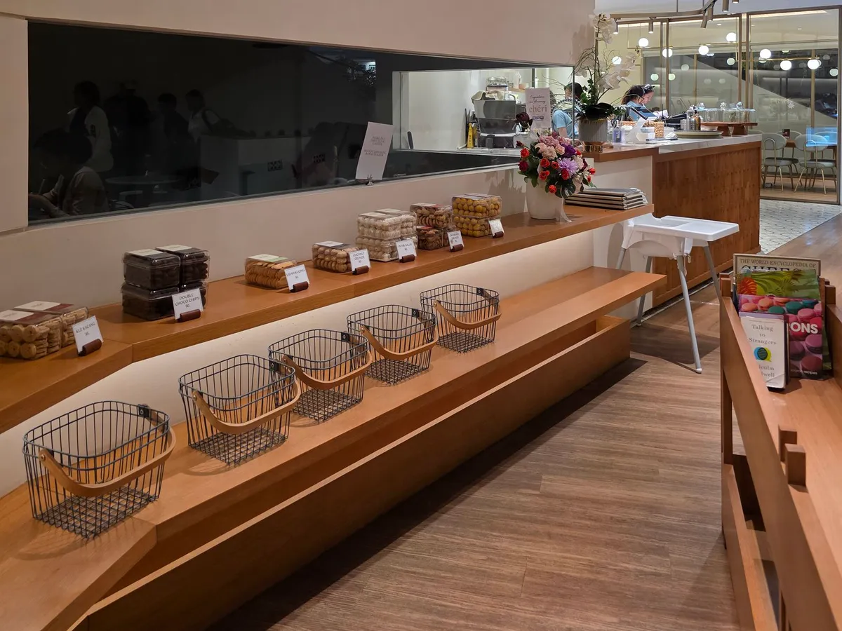 Panadería con mostrador y estantes de madera