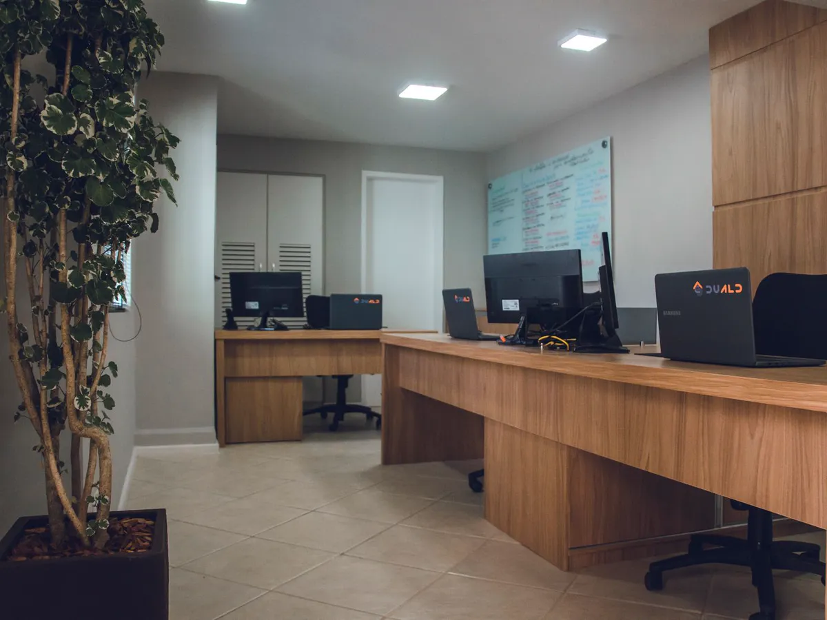 Oficina con escritorios de madera